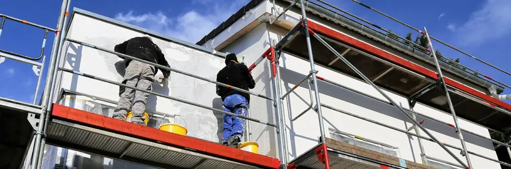 Medarbetare på Takfix utför ett fasadarbete
