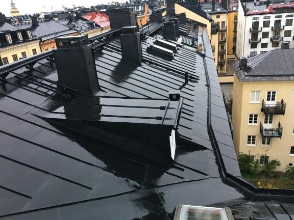 Nylagt svart plåttak